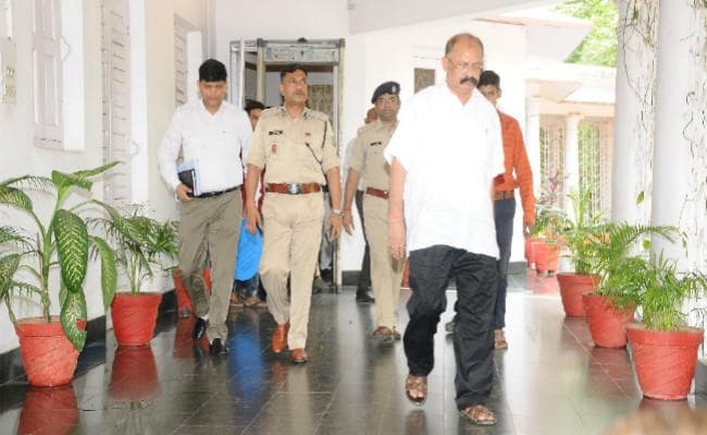 जमशेदपुर : आयुक्त व डीआइजी ने पथराव व थाने पर हमले की घटना का जायजा लिया