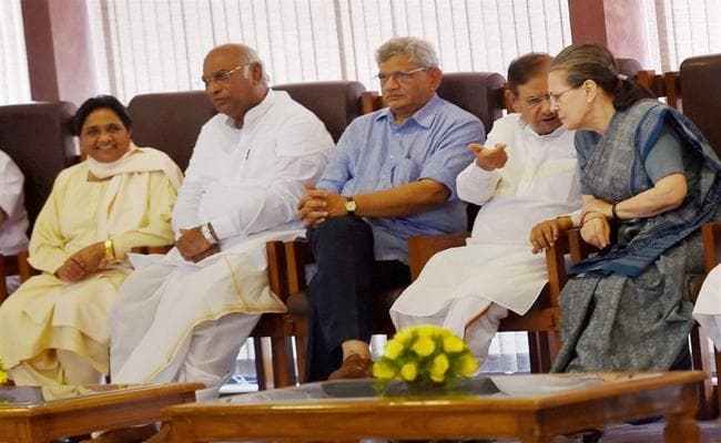DIVIDED POLITICS : राष्ट्रपति चुनाव की बिसात बिछनी शुरू, लेकिन बाजी किसके हाथ ?
