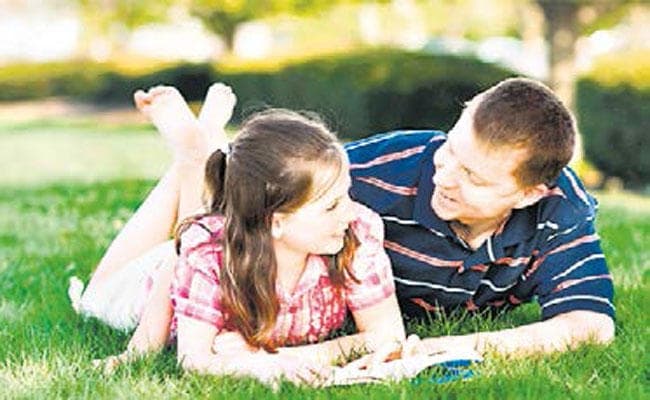 शोध: लड़कियों को ज्यादा मिलती है पिता की सहानुभूति, बेटों की अपेक्षा बेटियों पर ज्यादा ध्यान देते हैं पिता