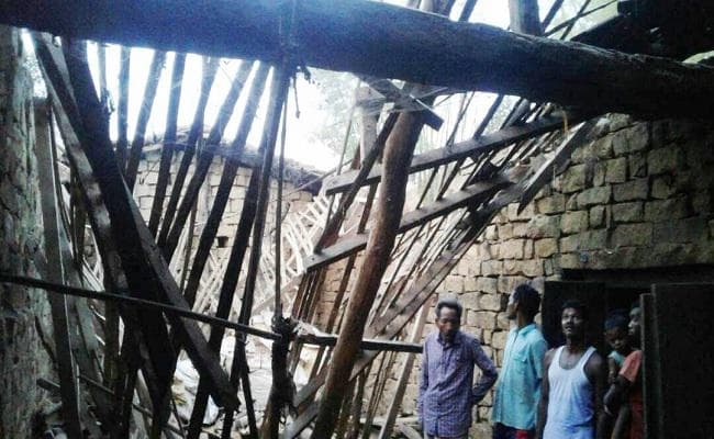 झारखंड : गुमला में आंधी-तूफान का कहर, घर की छत गिरी, दबकर महिला की मौत