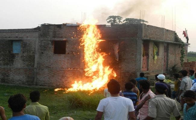 VIDEO : मधुबनी में कुत्ता काटने की शिकायत पर पिता-पुत्री की हत्या, आक्रोशित भीड़ ने आरोपित का घर फूंका