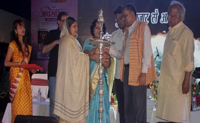 प्रभात खबर अपराजिता सम्मान समारोह : बोलीं सांसद, लें संकल्प, महिलाओं के सम्मान की इबारत लिखेंगे...