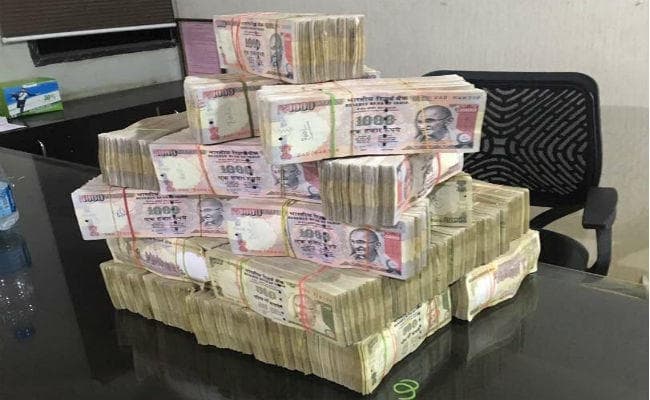 गुजरात में एक करोड़ रुपये के पुराने नोट जब्त, चार गिरफ्तार