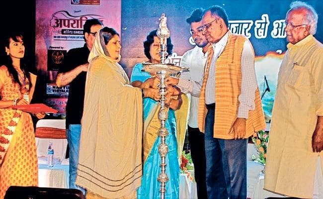 प्रभात खबर अपराजिता सम्मान समारोह : पार्श्व गायक विनोद राठौर की गीतों पर झूमे लोग, देखें... तस्वीरें