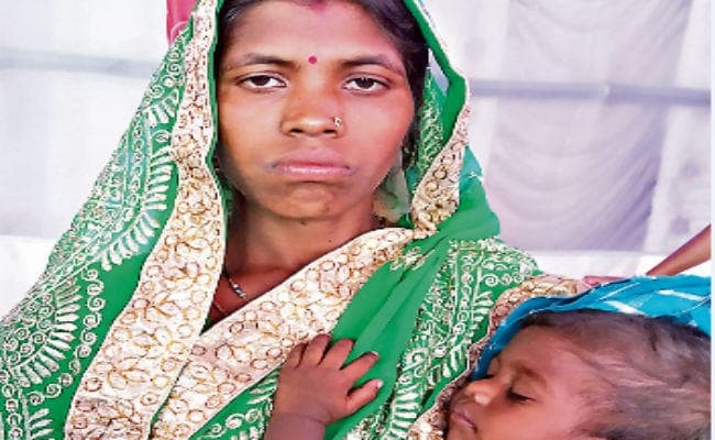 जोनल कमांडर की पत्नी ने खुले मंच से की अपील, बच्चों की खातिर लौट आओ रवींद्र