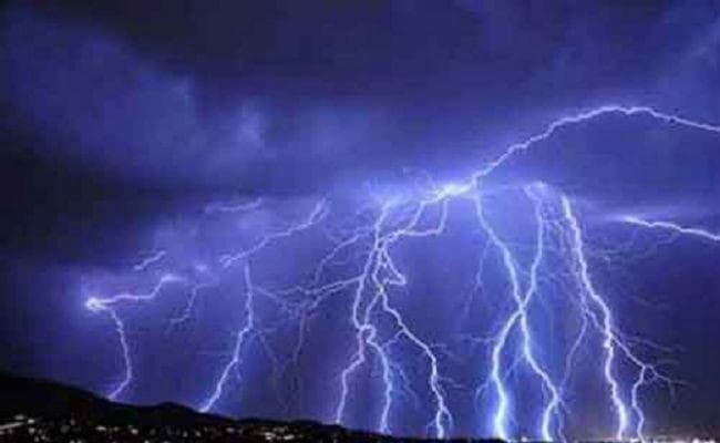 इचाक में वज्रपात से तीन युवकों की मौत