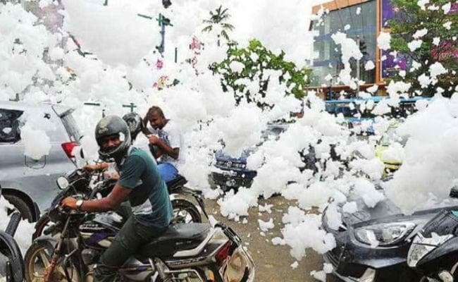 बेंगलुरु की वॉर्थूर झील से फिर निकला जहरीला झाग, देखें वीडियो