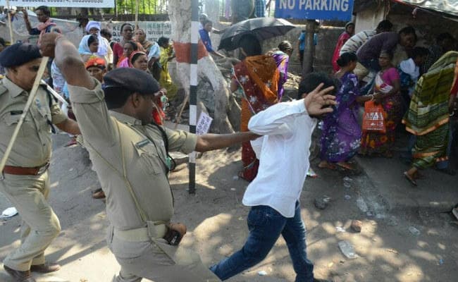धनबाद नगर क्षेत्र में गांव को शामिल करने का विरोध कर रहे प्रदर्शनकारियों पर पुलिस ने खूब भांजी लाठियां, देखें VIDEO