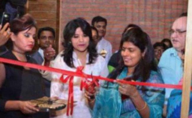 स्वाति सिंह का बीयर बार का उदघाटन करने की तस्वीर सोशल मीडिया में वायरल, विवाद शुरू