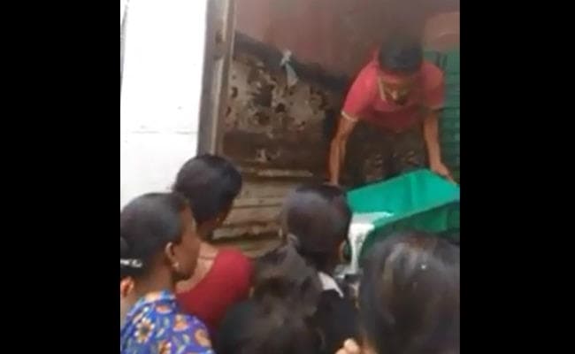 VIDEO : आज का रोबिनहूड, सैकड़ो लीटर दूध फ्री में बांट देता है