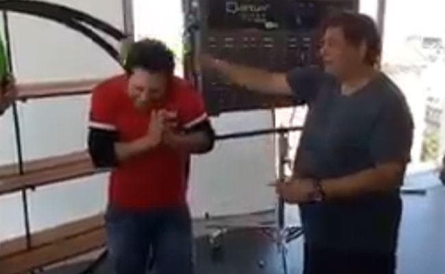 जब डेविड धवन ने वरुण के सिर पर फोड़ दी कांच की बोतल, वीडियो हुआ वायरल