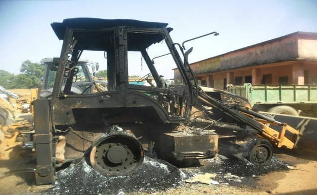 उग्रवादियों का उत्पात, दो जेसीबी गाड़ी जलाया, लाखों का नुकसान