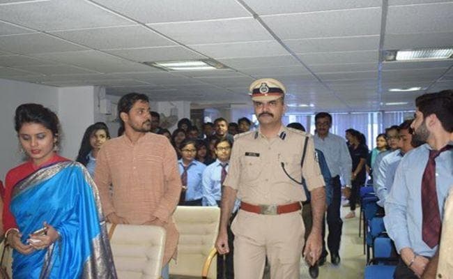 बिहार : भागलपुर DIG विकास वैभव का क्राइम के ग्राफ पर प्रहार, लापरवाह 8 पुलिसकर्मी सस्पेंड