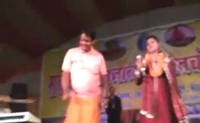 ... जब मंच पर झारखंड के कृषिमंत्री रणधीर सिंह धार्मिक गीत पर खूब झूमे, VIDEO