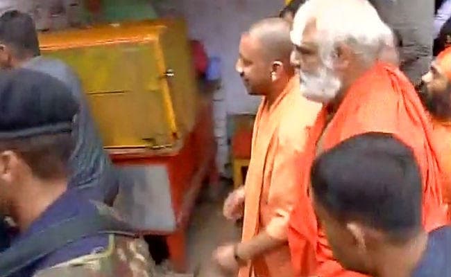 सीएम बनने के बाद पहली बार अयोध्या पहुंचे योगी, रामलला की पूजा की