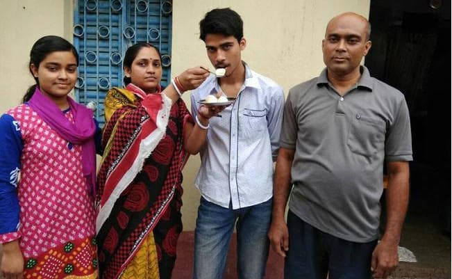 दुमका : मोटर मैकेनिक का बेटा गुंजन स्टेट टॉपर, मैट्रिक में 95.8 प्रतिशत मार्क्स