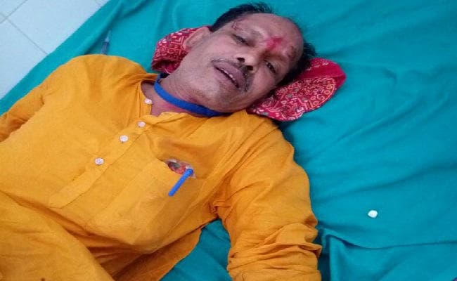 बस पर पथराव, कई घायल