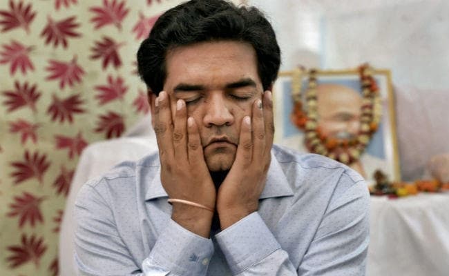 VIDEO : दिल्ली विधानसभा में ''आप'' विधायकों ने की कपिल मिश्रा की धुनाई