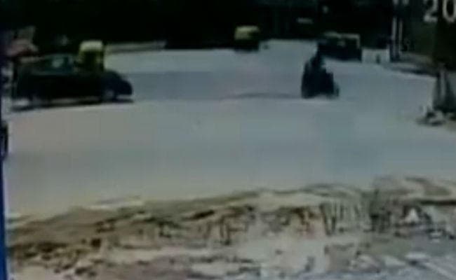 VIDEO: अरविंद केजरीवाल के साढ़ू की शिकायत करने वाले पर जानलेवा हमला