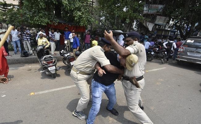 बिहार : इंटर परीक्षा में खराब रिजल्ट के खिलाफ दूसरे दिन भी छात्रों का हंगामा, फेल छात्र ने की खुदखुशी