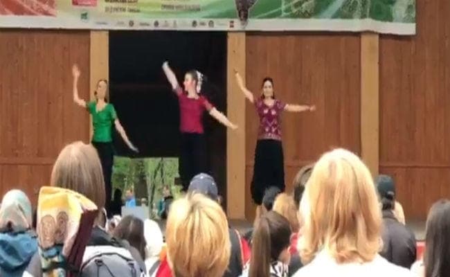 VIDEO: पीएम मोदी की रूस यात्रा: जब बॉलीवुड सॉंग ''जिमी जिमी'' पर थिरकीं रूसी बालाएं