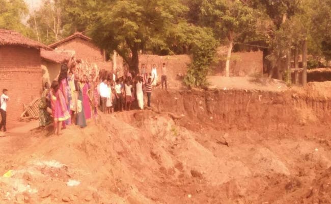 धनबाद : सरकारी तालाब जीर्णोद्धार कार्य को लेकर दो पक्ष भिड़े जम कर हुई पत्थरबाजी