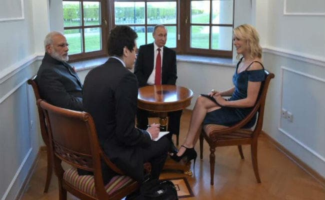 VIDEO: जब ट्विटर किंग से एक रिपोर्टर ने पूछा- क्या आप ट्वीटर पर हैं ? तो अपनी हंसी रोक नहीं सके पीएम मोदी