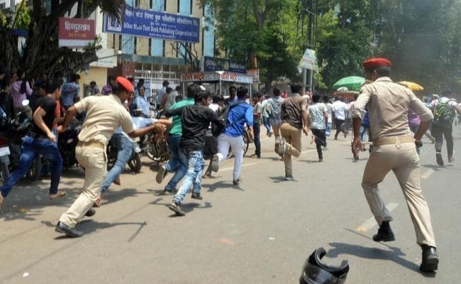 Bihar Inter Result 2017 पर बवाल जारी, आगजनी-हंगामा, पुलिस ने किया लाठीचार्ज