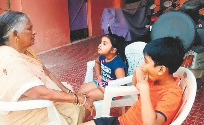 गरमी की छुट्टियों में कई बच्चे सुन रहे हैं नानी-दादी की कहानियां