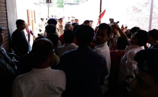 VHP की बैठक से ठीक पहले पहुंचे SDO भोर सिंह, हंगामा, सोमवार का बंद वापस, VIDEO में देखें पूरी खबर