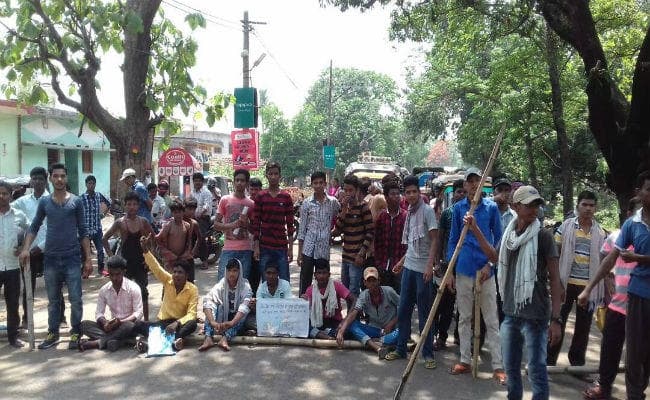 पाकुड़ : ट्रांसफार्मर की मांग को लेकर सड़क जाम किया