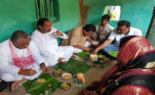 झारखंड सीएम रघुवर दास ने दलित के घर खाया खाना