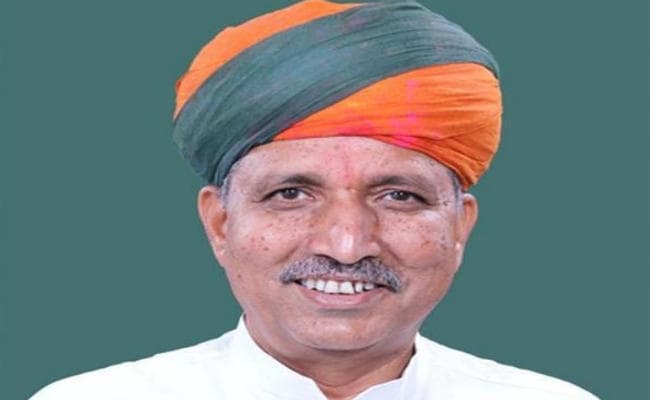 मोबाइल फोन लेकर क्यों पेड़ पर चढ़ गये केंद्रीय मंत्री अर्जुन मेघवाल, जानने के लिए पढ़ें