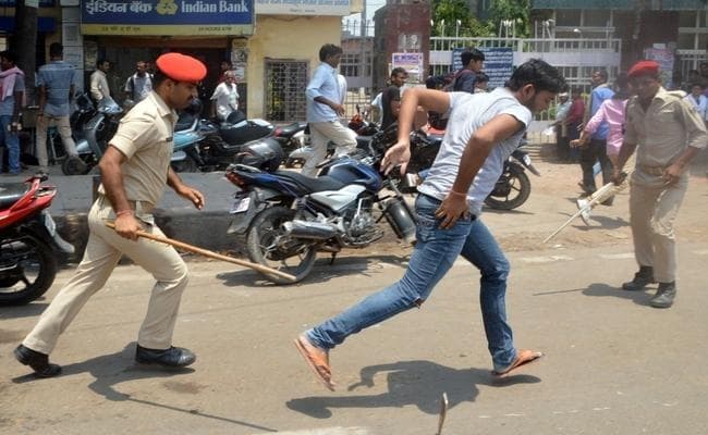 Inter Result 2017 : गड़बड़ी के विरोध में आईसा ने किया सड़क जाम, पुलिस ने लाठी के बल पर खदेड़ा