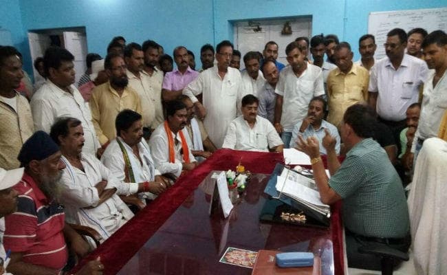 धनबाद : बिजली की कमी का अहसास कराने विधायक समर्थकों  ने GM की बत्ती कर दी गुल,शिकायत दर्ज