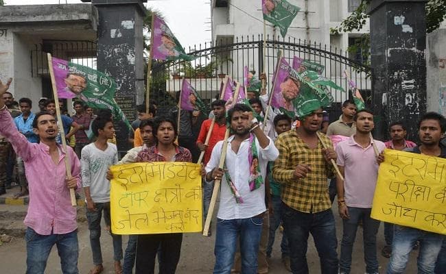 बिहार बोर्ड नतीजे : जन अधिकार छात्र परिषद ने राज्‍यभर के कॉलेजों को बंद कराया
