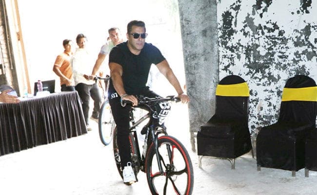 VIDEO : क्या आपने देखी सलमान खान की Being Human ई-साइकिल...? जानें फीचर्स आैर कीमत