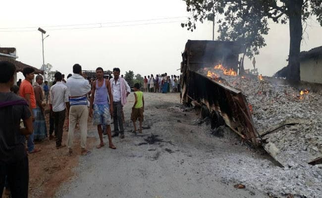 कुंदा में जेपीसी के उग्रवादियों ने बिड़ी बीड़ी पत्ता लदे ट्रक को किया आग के हवाले