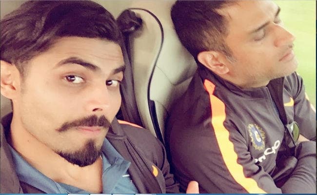 प्लेन में सोने के शौकीन हैं ‘कैप्टन कूल’ धौनी, जडेजा ने सोशल मीडिया में शेयर की तसवीर