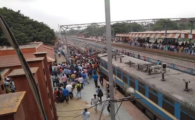 VIDEO : केंद्र व राज्य सरकार के खिलाफ बेरोजगारों का गुस्सा, अर्चना एक्सप्रेस पर पत्थरबाजी, कई यात्री घायल