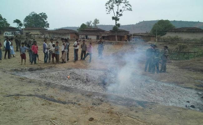 गढ़वा के खरौंधी में टीपीसी उग्रवादियों ने 125 बोरी केंदू पत्ता जलाया