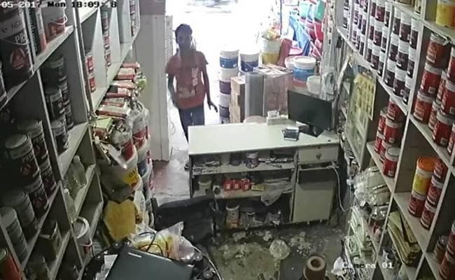 CCTV में कैद हुआ दिन-दहाड़े दुकान में चोरी को अंजाम देना वाला यह शख्स, देखें