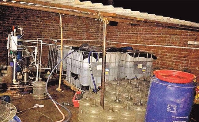 बंद शराब फैक्ट्री से छह हजार लीटर स्प्रिट जब्त