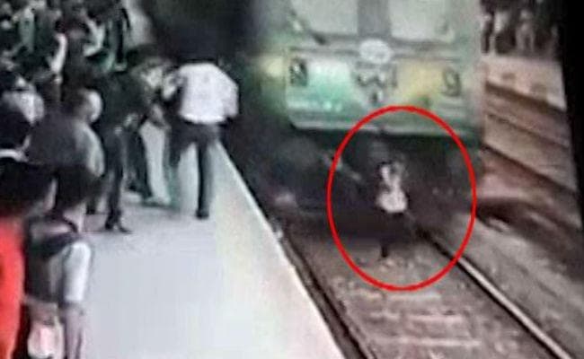 VIDEO जाको राखे साइयां, मार सके न कोय: लड़की के ऊपर से गुजरी ट्रेन, देखिए फिर क्या हुआ