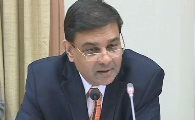 रिजर्व बैंक ने रेपो दर को रखा स्थिर, एसएलआर में की 0.5 प्रतिशत कटौती, जीडीपी वृद्धि का घटाया अनुमान