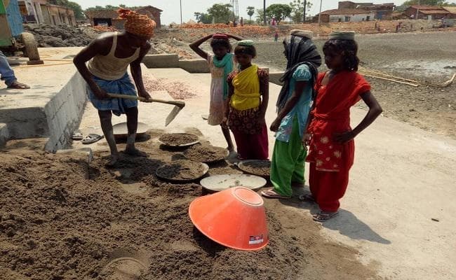 VIDEO : बिहार में मनरेगा योजना में काम कर रहे हैं स्कूली छात्र-छात्राएं