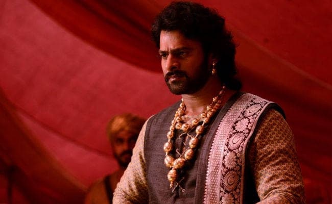 अब क्‍लीनशेव में नजर आये ''बाहुबली'' प्रभास, सोशल मीडिया पर लेटेस्‍ट लुक हुआ वायरल...