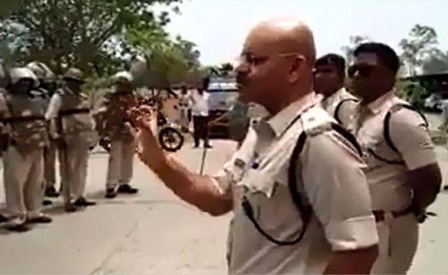 VIDEO : अफसर का मध्‍य प्रदेश पुलिस को आदेश - जितना मार सकते हो मारो, लाठियां भांजो