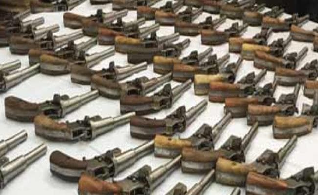 बिहार : मुंगेर में 22 अर्द्धनिर्मित स्वचालित पिस्तौल के साथ 2 हथियार तस्कर गिरफ्तार