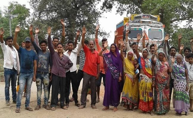 बिहार : बक्सर में कोरानसराय-नारायणपुर बदहाल सड़क को ले आक्रोशित ग्रामीणों ने किया प्रदर्शन